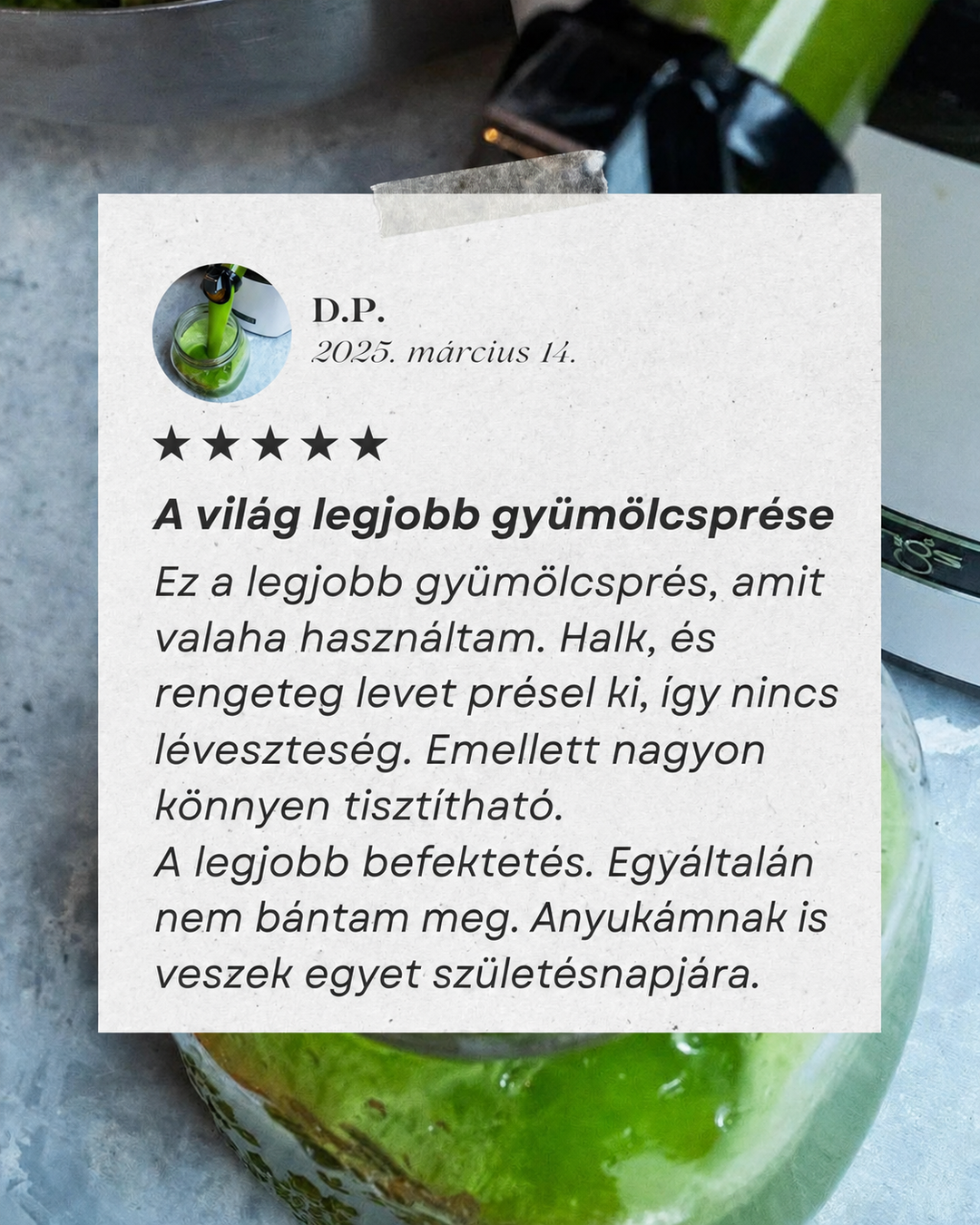 Grafika 5hvězdičkové zákaznické recenze v maďarštině od R.D., stylizovaná jako nalepená poznámka překrývající pozadí čerstvé zeleniny a jablek, označující přístroj jako dokonalý, efektivní, tichý a snadno čistitelný.