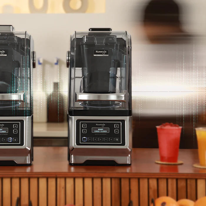 Cichy blender próżniowy Kuvings-CB980 na blacie kuchennym.