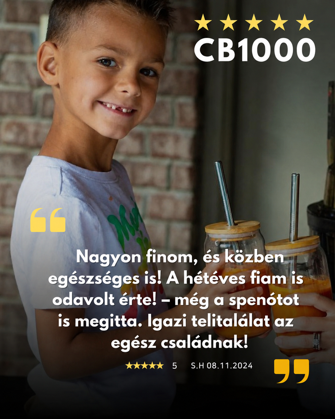 Stredný záber z úrovne očí na propagačnú grafiku recenzie zákazníka pre mixér Kuvings CB1000, zobrazujúcu usmievajúceho sa mladého chlapca so sklenenými pohármi čerstvej pomarančovej šťavy, s prekrytím päťhviezdičkového hodnotenia a maďarským textom svedectva.