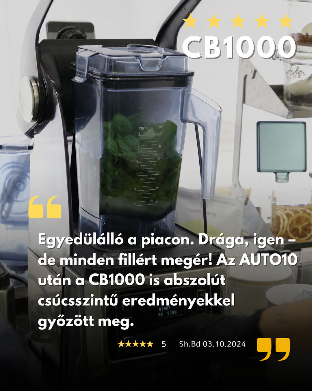 Šikmý pohľad na propagačnú grafiku svedectva zákazníka pre mixér Kuvings CB1000, zobrazujúcu nádobu mixéra naplnenú zelenou listovou zeleninou, s prekrytím päťhviezdičkového hodnotenia a maďarským textom recenzie.