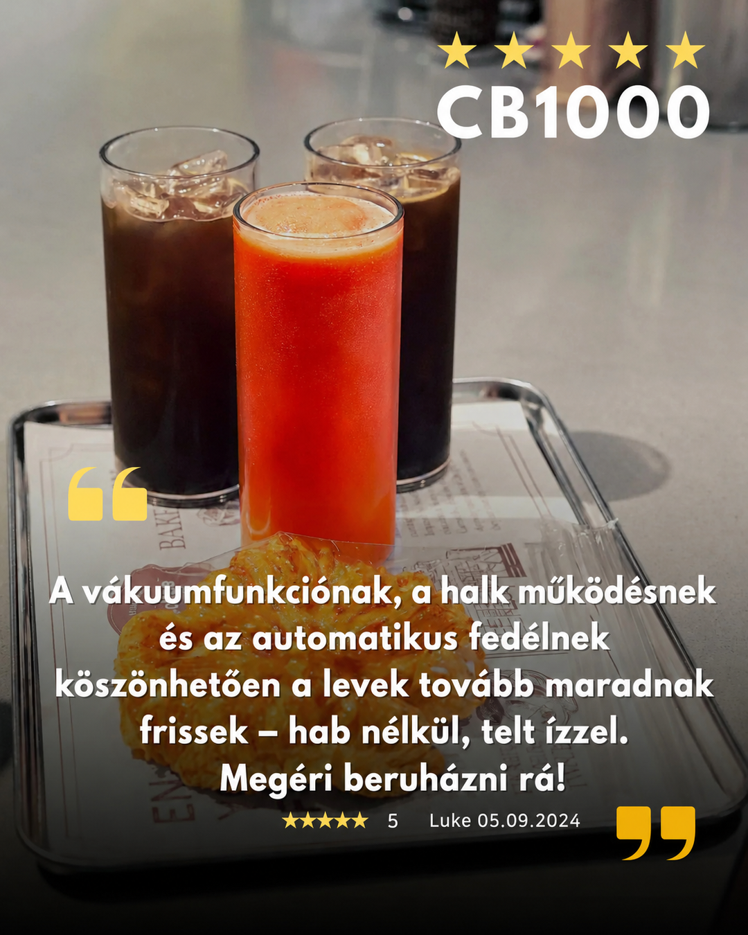 Šikmý detailný pohľad na propagačnú grafiku recenzie zákazníka pre vákuový mixér Kuvings CB1000, zobrazujúcu tri vysoké poháre čerstvej šťavy na podnose s maďarským textom svedectva a prekrytím päťhviezdičkového hodnotenia.