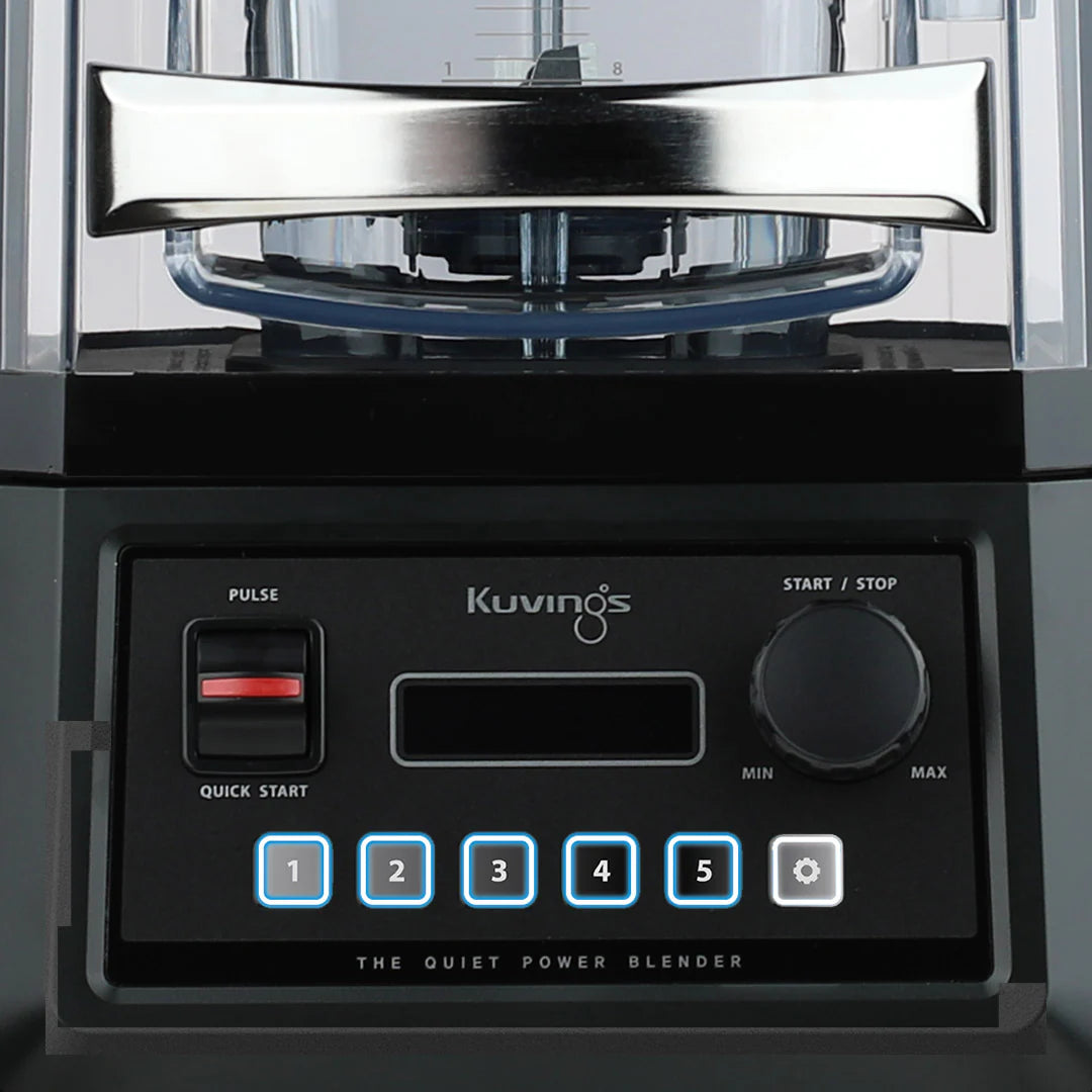 Prednji pogled izbliza na upravljačku ploču blendera Kuvings CB850 Quiet Power, prikazujući digitalno sučelje s osvijetljenim gumbima izbornika, kotačićem za brzinu i ručkom posude blendera iznad.