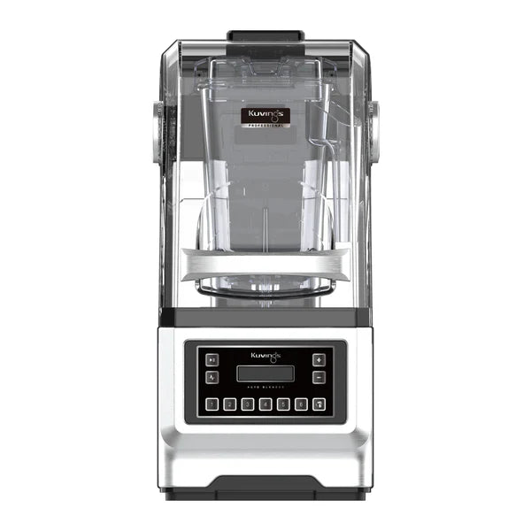 Prosty, przedni kadr studyjny srebrnego blendera Kuvings CB980 Professional Auto Blender, zamkniętego w przezroczystej osłonie dźwiękoszczelnej, ukazujący metaliczne wykończenie podstawy silnika i cyfrowy panel sterowania, na białym tle.