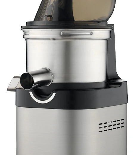Frontale Nahaufnahme der oberen Trommelbaugruppe eines Kuvings Chef CS700 Gewerbe-Slow-Juicers, die seine strapazierfähige gebürstete Edelstahl-Entsafterschüssel und den Auslauf zeigt, montiert am Haupt-Edelstahl-Motorgehäuse auf weißem Hintergrund.