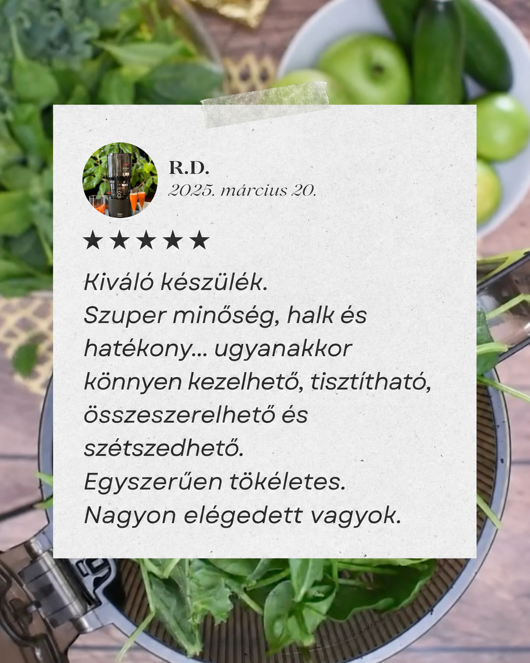 Grafika 5hvězdičkové zákaznické recenze v maďarštině od R.D., stylizovaná jako nalepená poznámka překrývající pozadí čerstvé zelené zeleniny a jablek, označující spotřebič jako dokonalý, efektivní, tichý a snadno čistitelný.